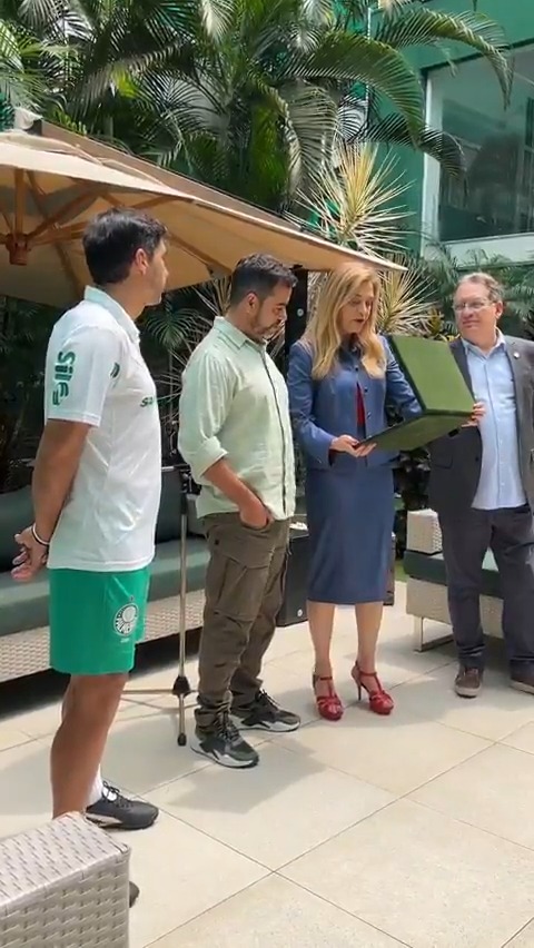 Uma década de Sociedade Esportiva Palmeiras! 💚👏 João Paulo Sampaio, coordenador das categorias de base do #MaiorCampeãoDoBrasil, completou 10 anos de clube e foi homenageado na Academia de Futebol! Os detalhes você confere em breve na TV Palmeiras Sportingbet ➤