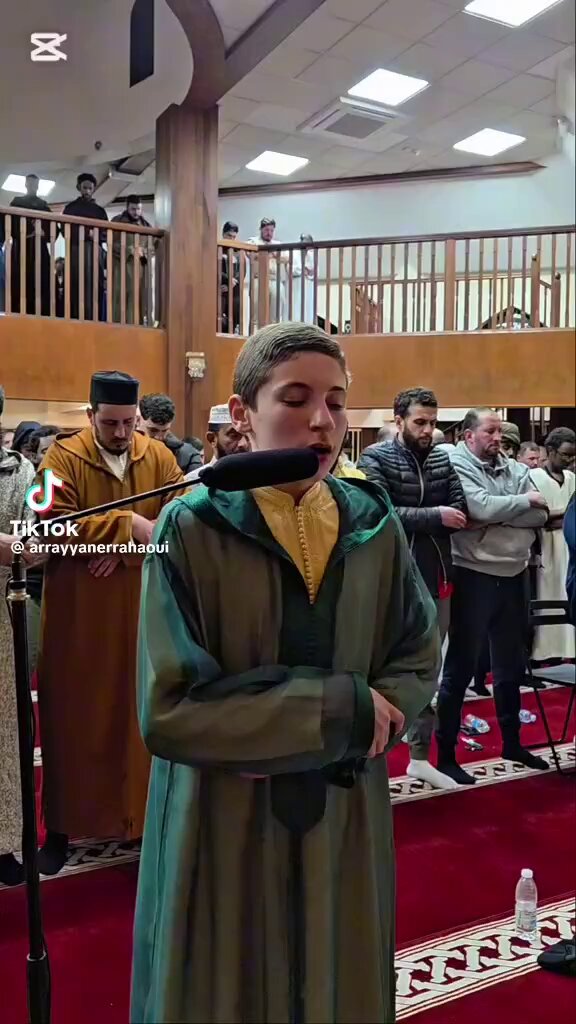 صلاة التراويح من مسجد فينزبري بارك، لندن إنجلترا..