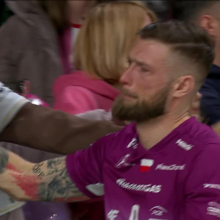 🥺🥺🥺 Andrzej Wrona za łzami w oczach dziękował kibicom za wsparcie w dzisiejszym meczu. #CLVolleyM