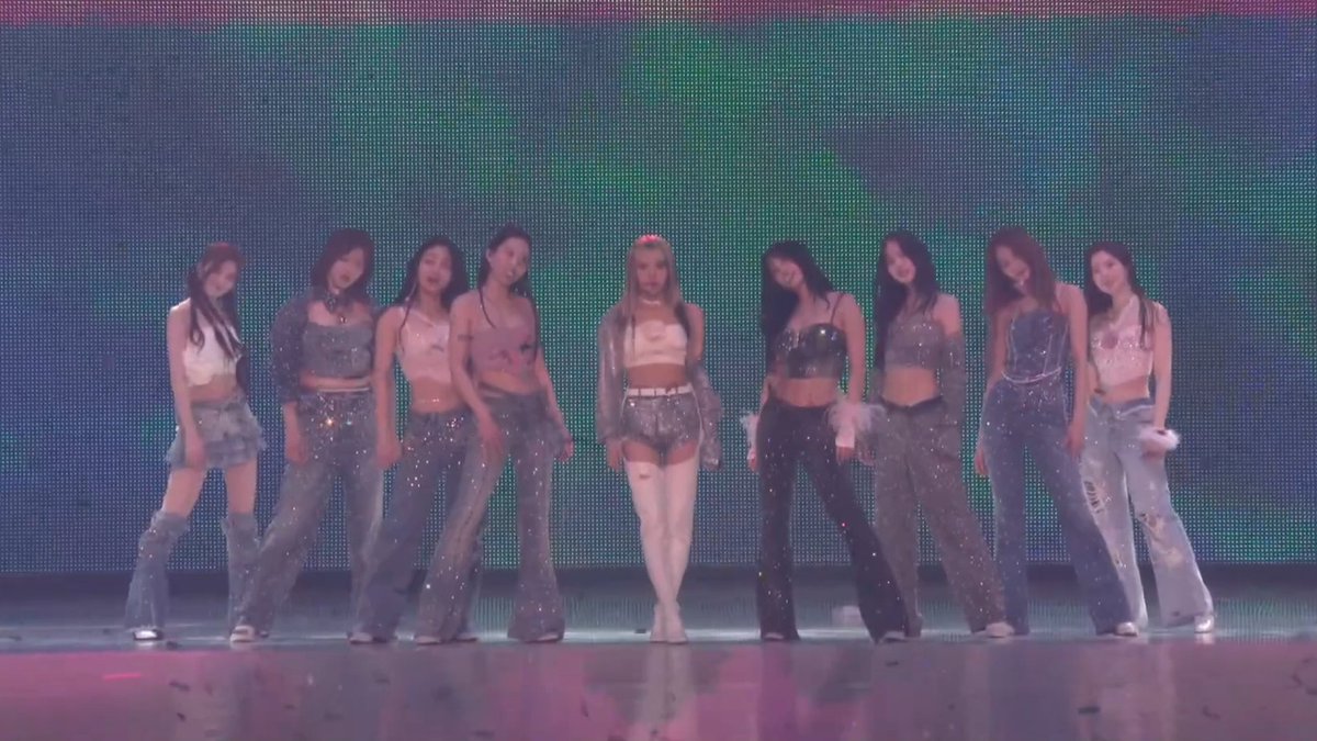 jihyo “onces lets fucking go” at lollapalooza during dtna