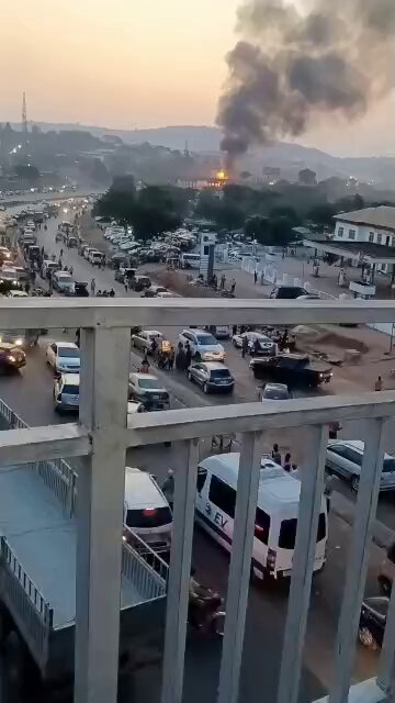 Video: Multiple Fatalities as CNG Truck Explosion Rocks Karu Bridge, Abuja. A devastating explosion involving five Compressed Natural Gas (CNG) trucks occurred at Karu Bridge, Abuja, on Wednesday evening, resulting in multiple fatalities and widespread destruction. The powerful blast caused significant damage, with emergency responders swiftly mobilized to contain the situation and assist affected individuals. Details on the exact number of casualties remain unclear. Residents and motorists in the area have been urged to exercise caution as response teams work to restore normalcy.