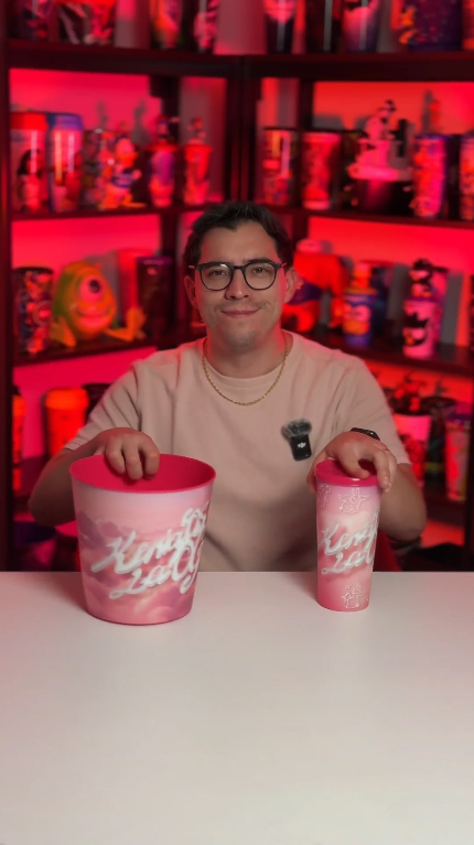 ¡EMERGENCIA POP! 🚨 Los coleccionables de #KeniaOs: La OG llegan a Cinemex 🐇💕 Cubeta: 20 de Marzo $299 Vasos: 27 de Marzo $299