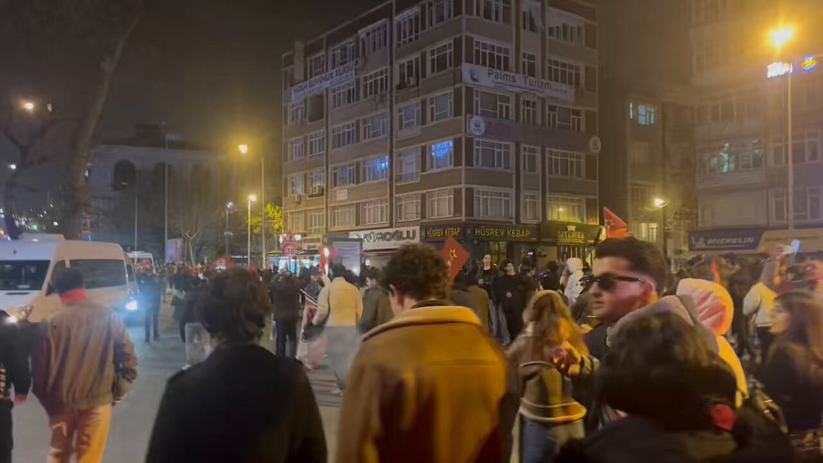 Saraçhane’ye gidenler şimdi de Vatan Emniyet önüne geri geldi. Her geçen dakika böyle kalabalıklaşıyor. Polis uyarı yapıyor.