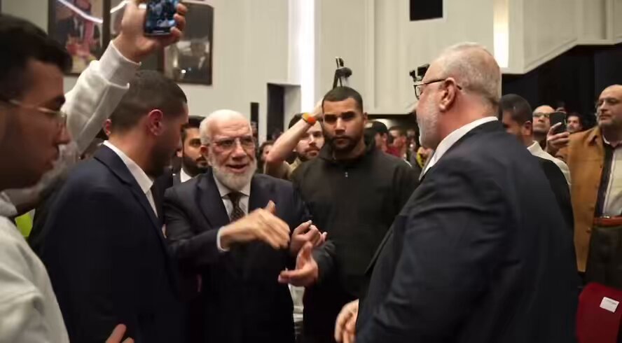 لقطة لافتة قبل قليل من لقاء الدكتور عمر عبد الكافي باللواء فايز الدويري في الأمسية الرمضانية التي يحلان ضيوفاً عليها في الجامعة الأردنية