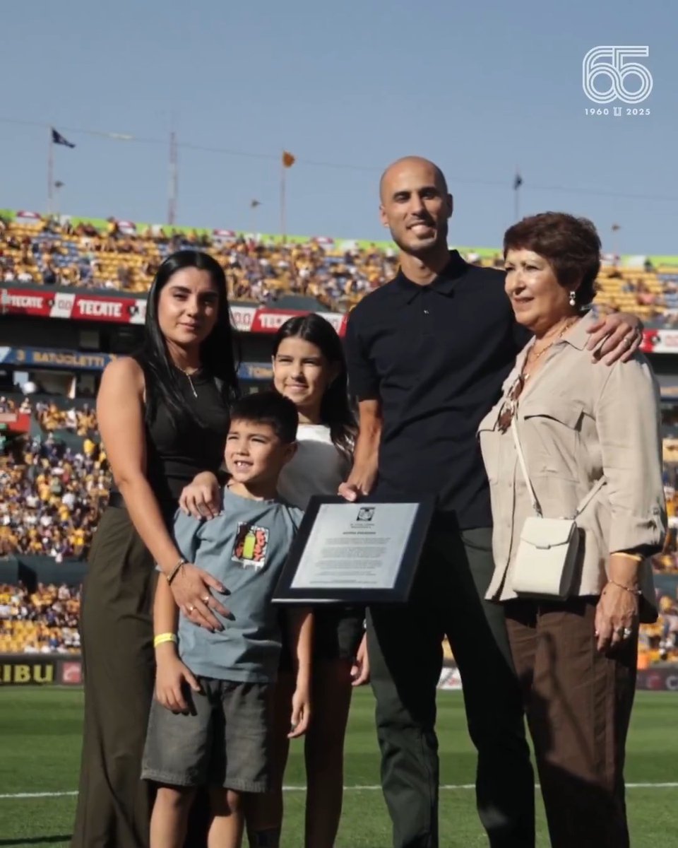 👏🏼👏🏼 Así fue el emotivo 𝒉𝒐𝒎𝒆𝒏𝒂𝒋𝒆 de todos los 𝑰𝒏𝒄𝒐𝒎𝒑𝒂𝒓𝒂𝒃𝒍𝒆𝒔 a nuestro Capitán, Multicampeón, Leyenda, y ahora, Director Técnico 𝑮𝒖𝒊𝒅𝒐 𝑷𝒊𝒛𝒂𝒓𝒓𝒐. ¡De la mano de Guido! 📋💛