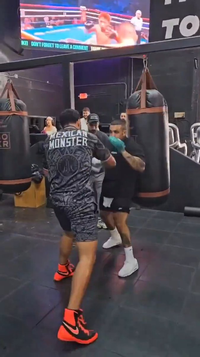 David Benavidez training in Miami today as Naoya Inoue highlights are played in the background. [🎥David Benavidez]