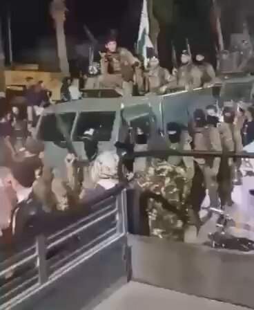 Quand l’armée de Joulani appelle au pogrom Regardez ces islamistes brandissant le drapeau islamiste… C’est l’armée de Joulani, à qui l’Europe vient d’accorder 3 milliards d’euros. À votre avis, que crient-ils ? « Khaibar, Khaibar, ya Yahoud » Khaibar était une tribu juive massacrée en Arabie. Ce même slogan est scandé par le Hamas et ses partisans pour appeler au meurtre des Juifs. L’Europe finance, de facto, ceux qui appellent à commettre des pogroms. Je vous rappelle à toute fin utile que le chef de ces milices appelant au meurtre de juifs a quand même été invité à l’Élysée. Non, vous ne rêvez pas.