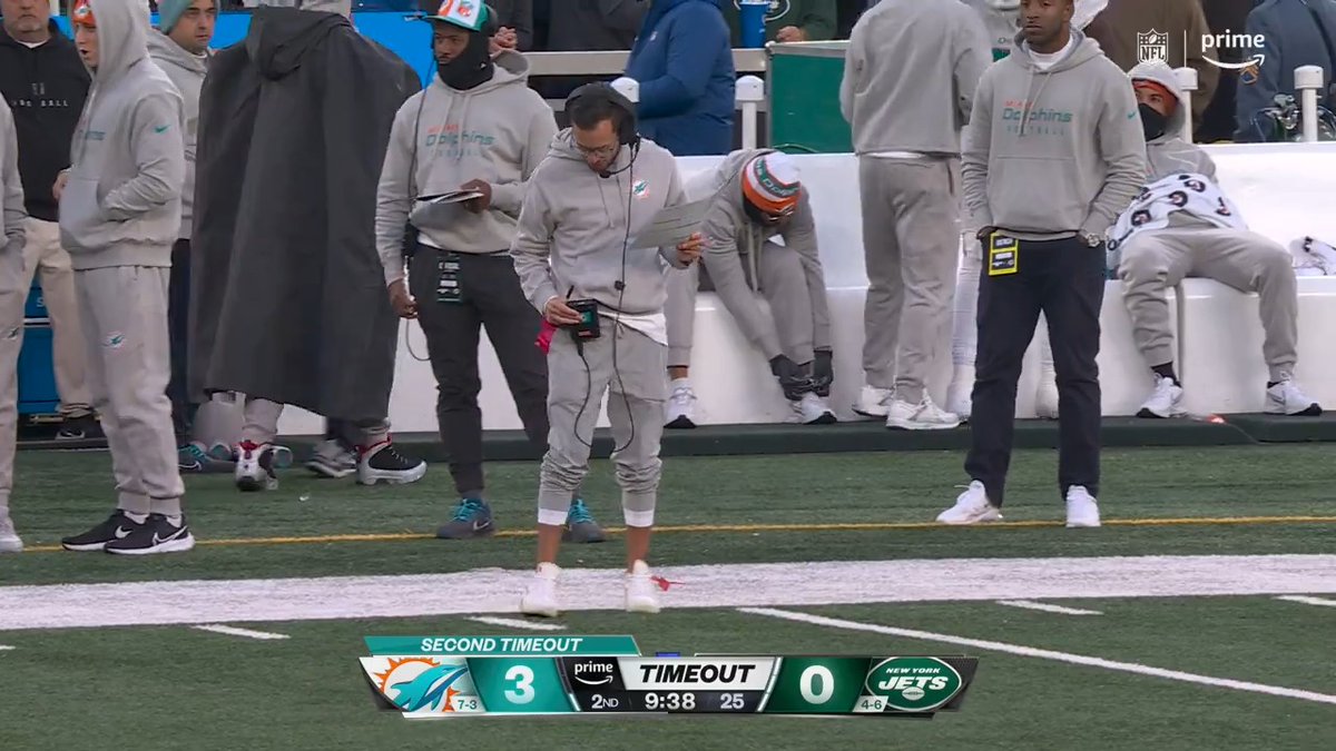 That Mike McDaniel sideline drip 🔥