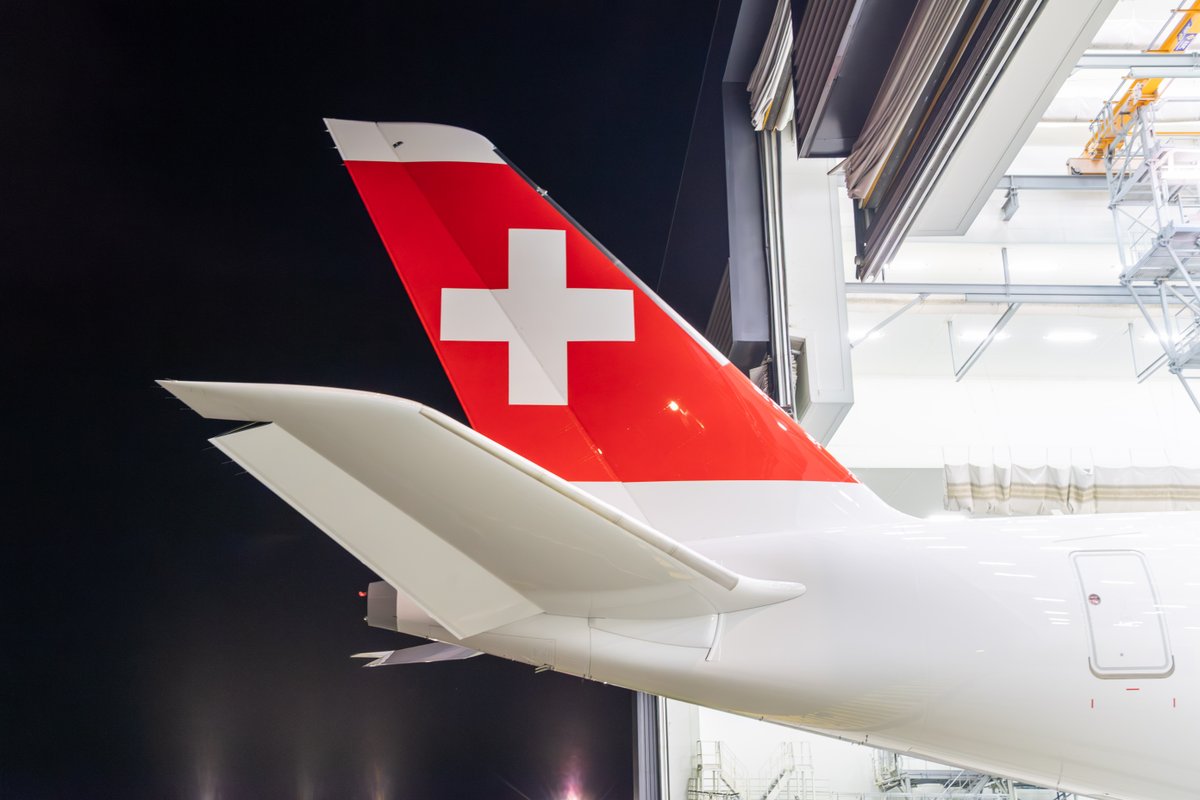 From a blank canvas to a masterpiece. 🎨✨ Our very first Airbus A350-900 now proudly wears the iconic SWISS livery. Over 12 days, 1,200 liters of paint were meticulously applied to cover an incredible 10,000 m² of surface area. ✈️#Livery #A350 #flyswiss