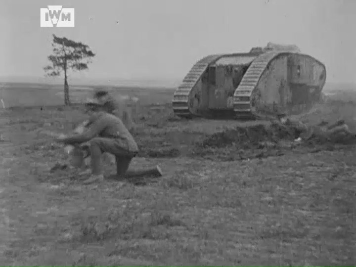 A British tank crew demonstrates action if its tank is disabled, rushing out of the tank to set up a belt-fed Hotchkiss machine gun. Film: IWM 337 <1/2>