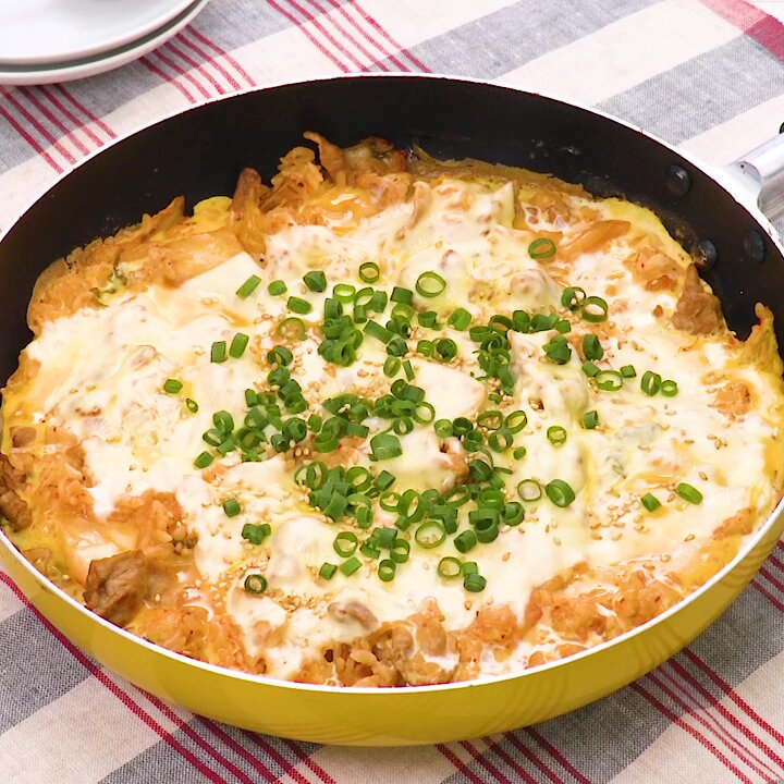 豚キムチのパンチと卵とチーズのまろやかさで優勝の焼き飯ができました。 香ばしく焼けたチーズがたまらない。 フライパンひとつで作れて助かるレシピです、