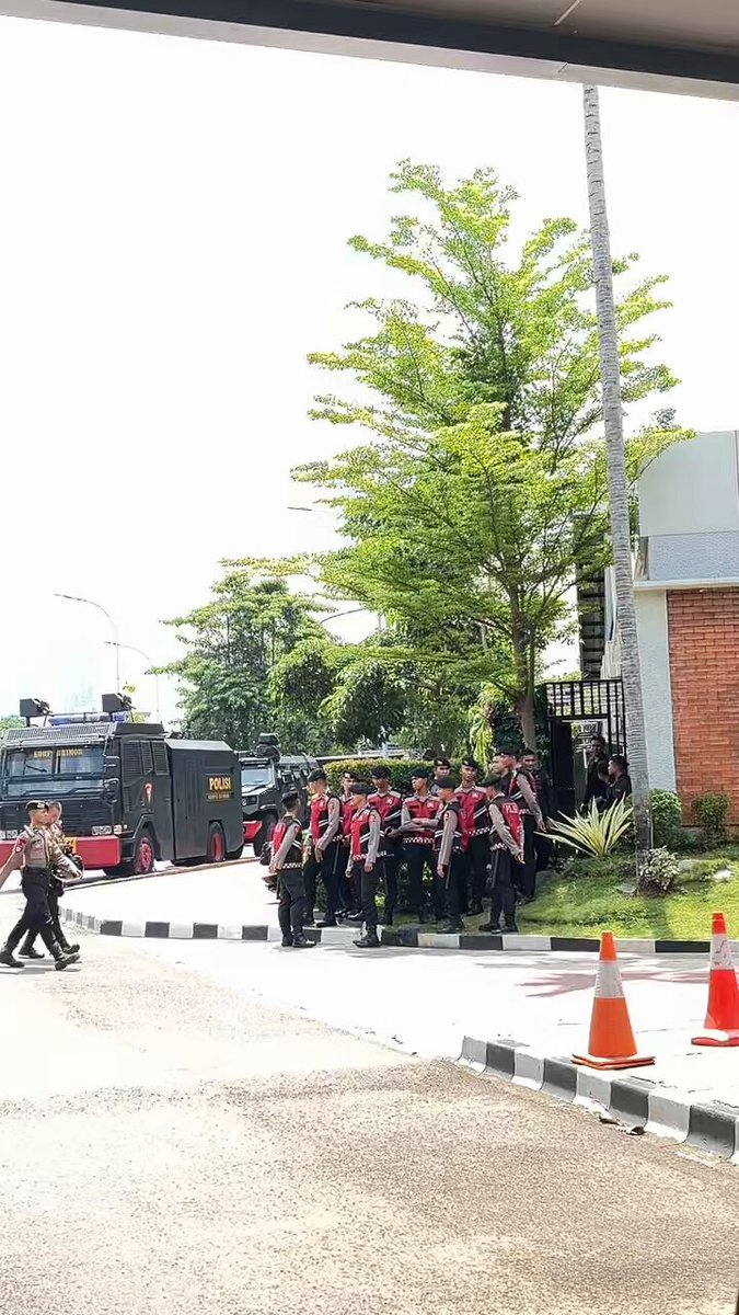 masih dengan kemarahan yang tidak berkurang sama sekali, jangan pernah percaya pada polisi dan tentara. mereka membunuh buruh, mahasiswa, pelajar, seorang ibu, seorang anak, perempuan, dan sipil tak bersalah lainnya.
