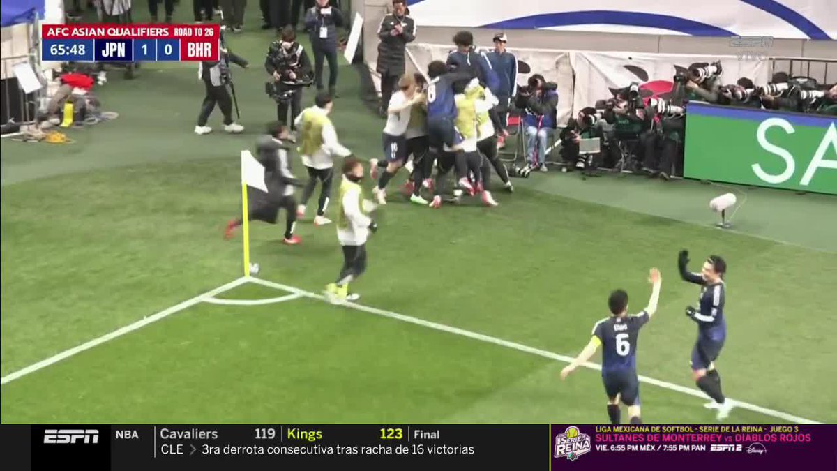 🚨🇯🇵 JAPÓN ES EL PRIMER CLASIFICADO AL MUNDIAL!!! Le ganó 2 a 0 a Bahrein y selló su pase. Este es el gol de Daichi Kamada que abrió el partido. Octava participación para los nipones (y consecutiva!). * Primer clasificado por eliminatorias, se entiende.