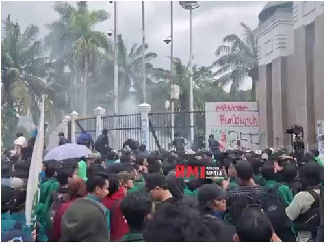 Saat Mahasiswa Bersama Rakyat Bersatu Ambil Alih DPR RI Yang Sewenang Wenang Membuat Undang² Menindas Rakyat Ayo Revolusi.....Ayo Revolusi......✊✊