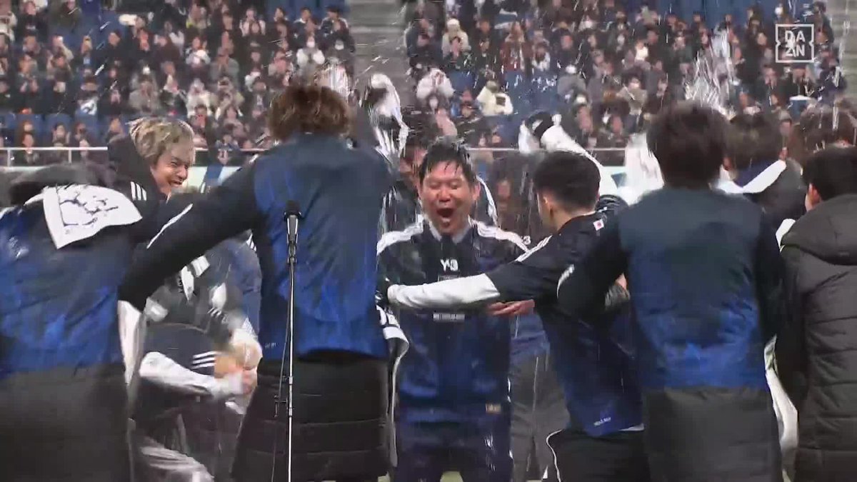 ずぶ濡れでも最高の気分😆 森保一監督のウォーターシャワー🍾 🏆AFCアジア最終予選 🆚日本×バーレーン 📱#DAZN ライブ配信 最強の #代表みようぜ #サッカー日本代表 #最高の景色を