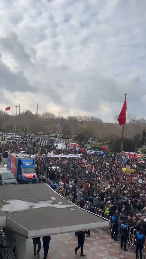 Üniversitelerdeki protestolarını bitiren öğrenciler Saraçhane’ye geldikçe kalabalık artıyor.