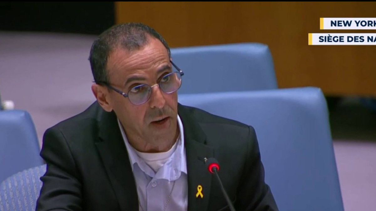 "Pendant 491 jours j'ai été détenu sous terre dans des tunnels, enchaîné, affamé et humilié. Où étaient les Nations Unies, où était la Croix-Rouge? J'ai vu des terroristes du Hamas transporter des cartons portant les emblèmes de l'ONU et de l'UNRWA" Eli Sharabi, ex-otage à l'ONU