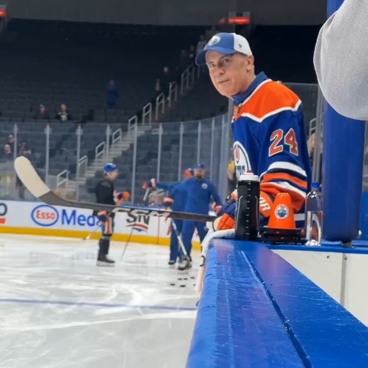 Late addition to #Oilers morning skate today as Prime Minister Mark Carney joined the squad! 👋