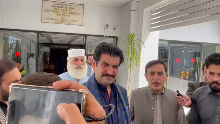 🚨چیئرمین پی ٹی آئی بیرسٹر گوہر اور شیر افضل مروت کے درمیان گفتگو۔ 📍 "ہم نے شیر افضل کو پارٹی سے نہیں نکالا لیکن شیر افضل نے پٹڑی سے چھلانگ لایا۔" گوہر علی خان 📍" ان کی ٹریک ٹیڑھی ہے، میں نے چھلانگ نہیں لگائی، ٹریک میں زیادہ زگ زیگ ہے، بیرسٹر گوہر علی میرے دل میں رہتے ہیں، مجھے پارٹی سے نکالا جائے یا نہ نکالا جائے، ہم نے ان سے پیار کیا ہے۔ شیر افضل مروت 📍 "اس میں کوئی دو رائے نہیں، ہم شیر افضل کی قربانیوں کا احترام کرتے ہیں، انہوں نے بڑی قربانیاں اور سختیاں برداشت کیے ہیں پارٹی کے لیے کام کیا ہے۔ بیرسٹر گوہر علی خان 📍"میں نے بیرسٹر گوہر سے بھی کہا ہے، کہ اگر کوئی میرے خلاف بیان دے گا تو ڈسپلن ادھر ہی "وڑے" گا۔" شیر افضل مروت