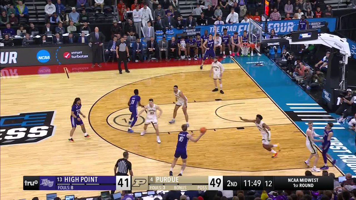 Winnipeg is on the board at March Madness. Simon Hildebrandt for three 🎯