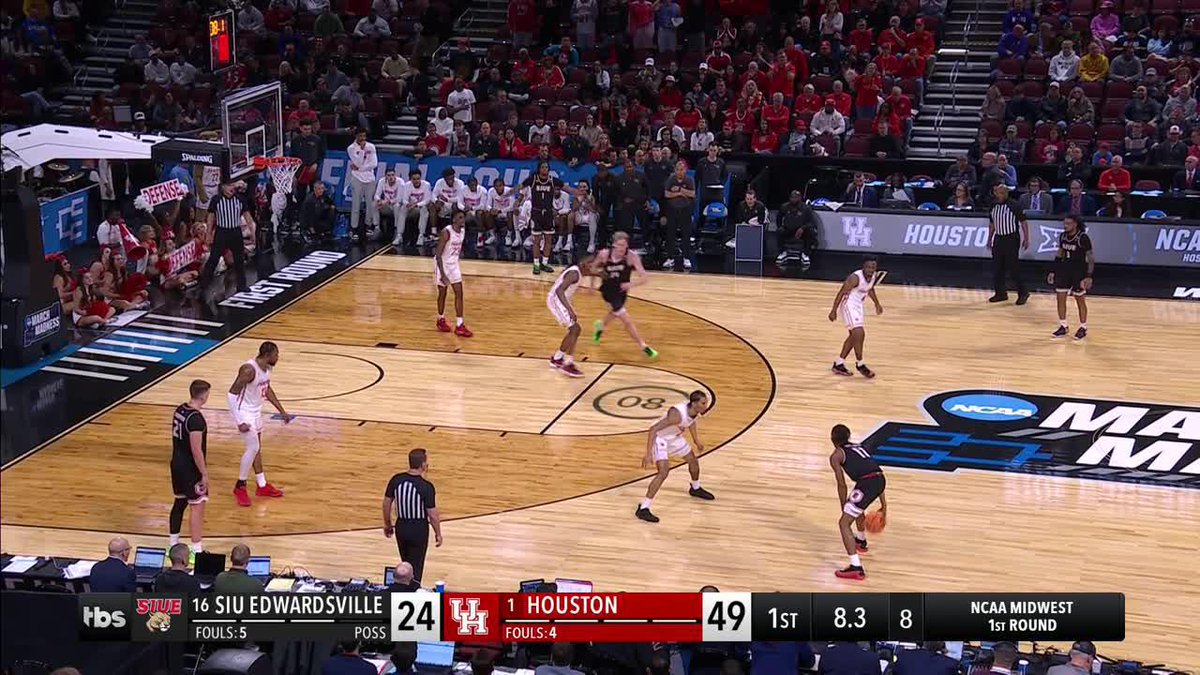 HOUSTON BEATS THE HALFTIME BUZZER TO EXTEND THE LEAD 😮‍💨