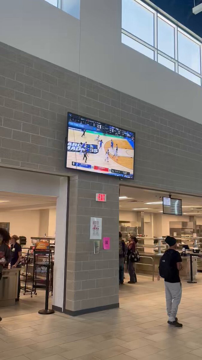 You know it's #MarchMadness time when you've got tournament games on at lunch. Conroe High School, Conroe ISD is doing it right. #TXHSFB #Dctf Conroe Tiger Football | 📹: Cedric Hardeman