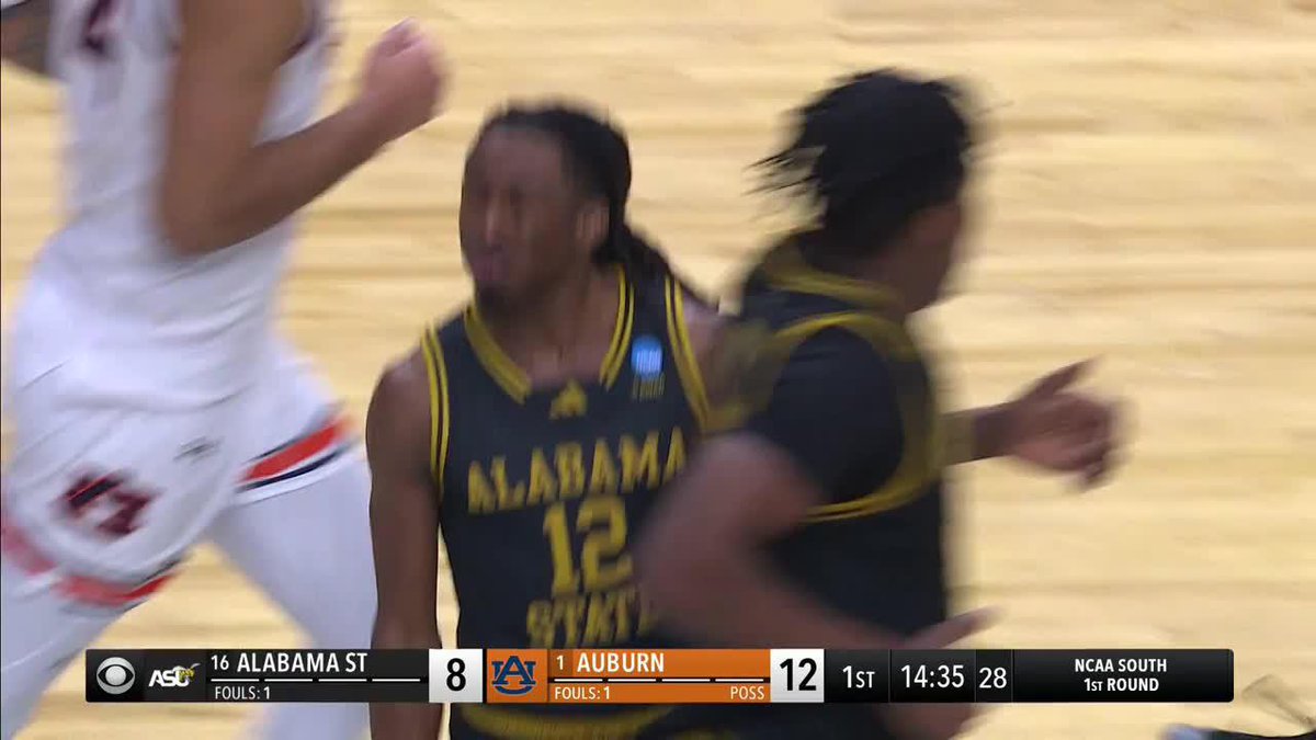 Shawn Fulcher talking his talk to Auburn's bench 🗣️