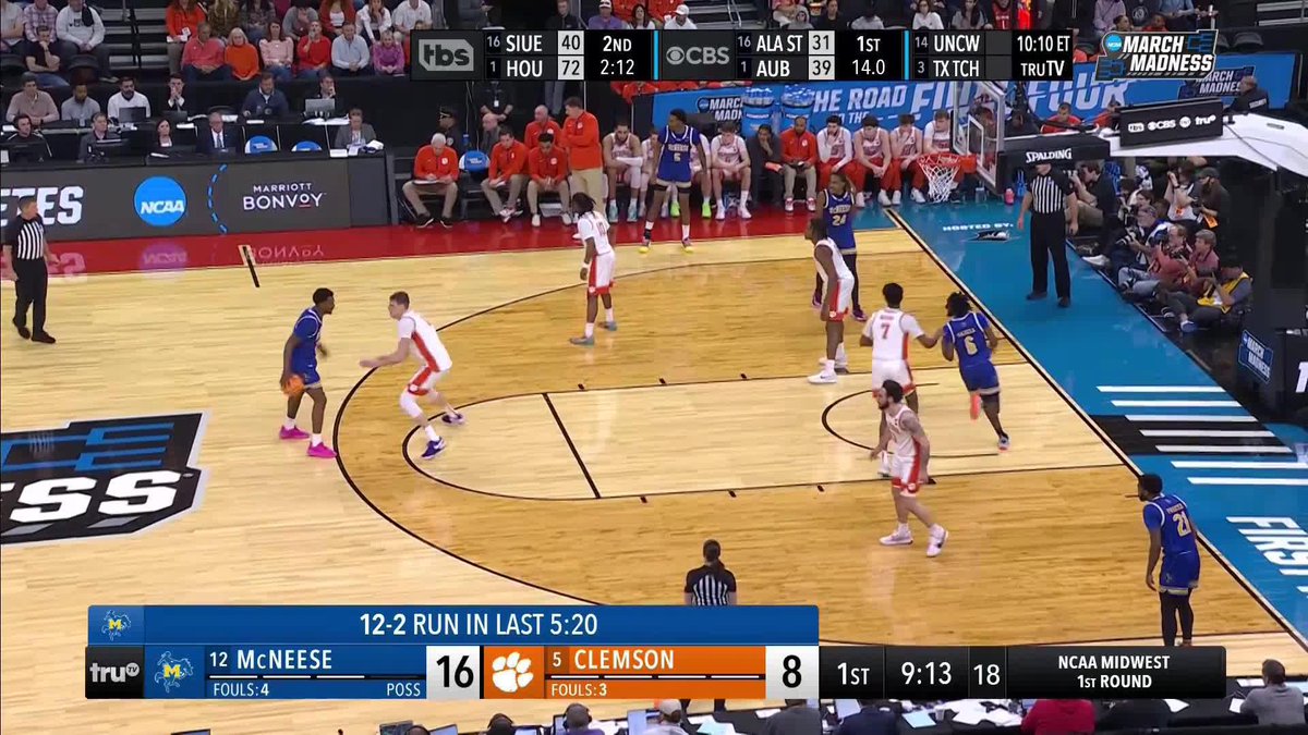HUGE PUTBACK BY THE COWBOYS 🤠 #MarchMadness