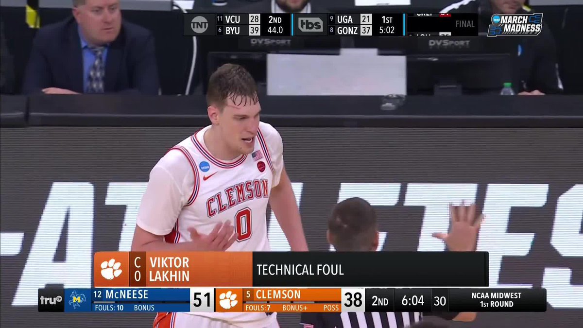 Viktor Lahkin got hit with a late tech which fouled him out of the game 😳