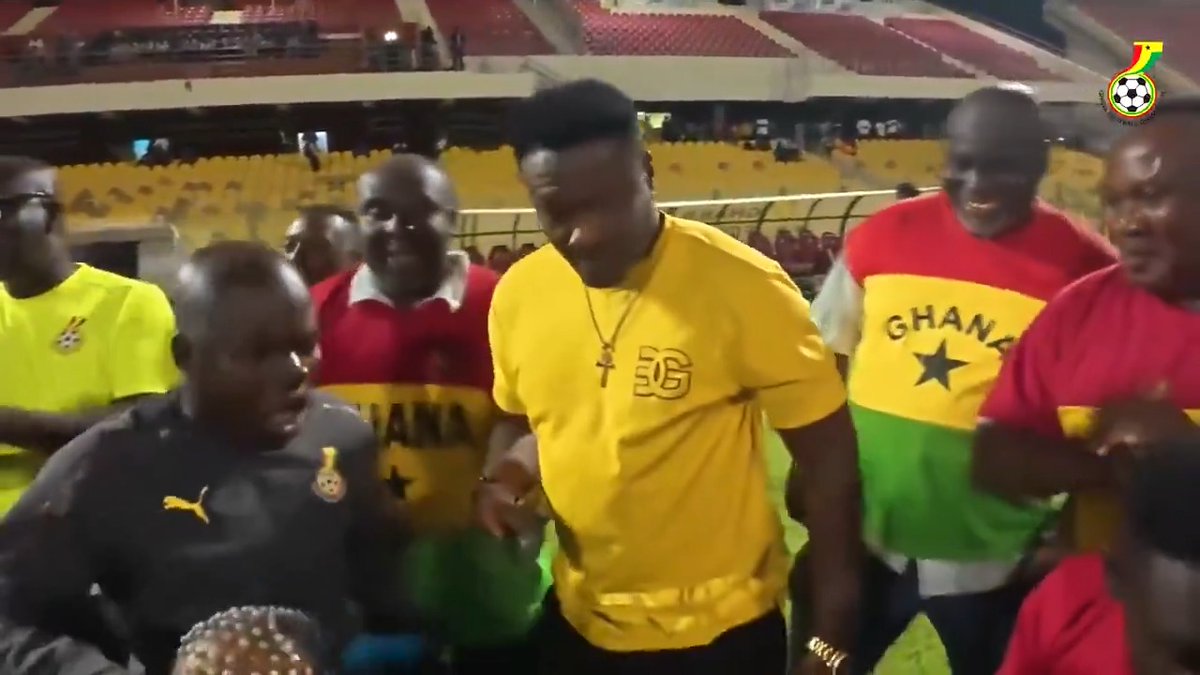 Legendary Asamoah the ‘Baby Jet’ Gyan leads the morale session after the Black Stars🇬🇭 training session. 🔥🎶 #TV3GH [🎬: GhanaBlackstars]