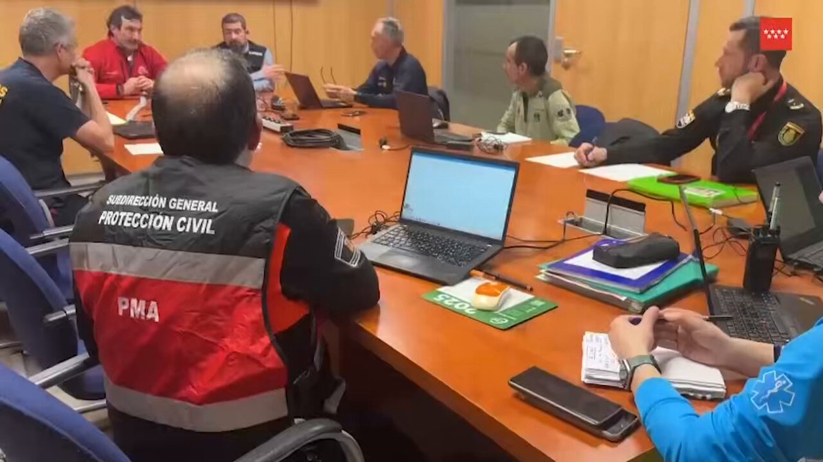 🚨 Los servicios de emergencia continúan trabajando para garantizar la seguridad toda la noche ante las lluvias registradas. Seguimos recomendando evitar desplazamientos innecesarios. La Dirección del Plan #INUNCAM se ha reunido con el Puesto de Mando Avanzado en la #ASEM112.