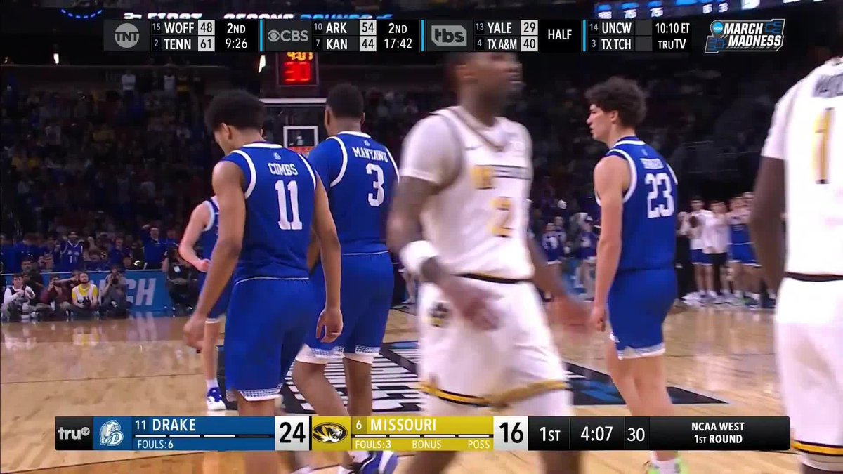 ON. HIS. HEAD. Isaia Howard with AUTHORITY 😤😤 Drake Basketball