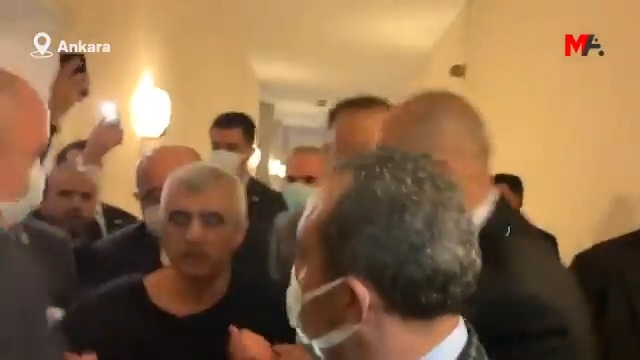 Bakın devlet kendisine gerçekten tehdit olarak gördüklerini böyle gözaltına alır. Kıravat bağlarken video çektirmez.