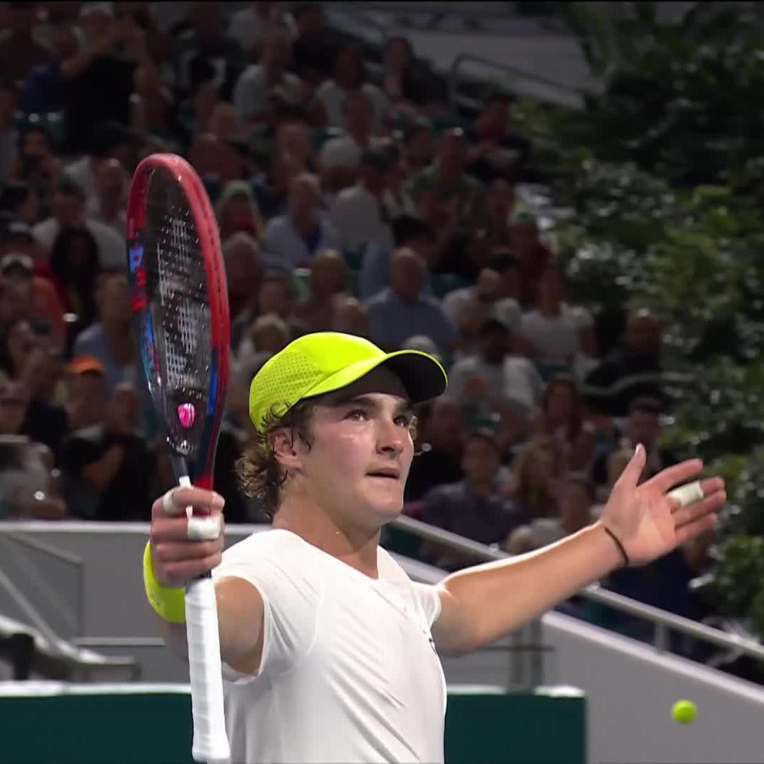 João Fonseca hits a sneaky drop shot against Learner Tien in Miami. The crowd goes wild. João hypes them up even more. 18 years old but conducting this crowd like a tour veteran. ⭐️ 🇧🇷