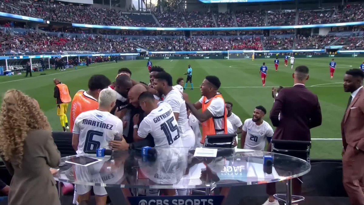 “You are my idol, You are my idol.” 🗣️ Panama's Cecilio Waterman to Thierry Henry after scoring a banger in stoppage time and celebrating with the French legend 🔥👏