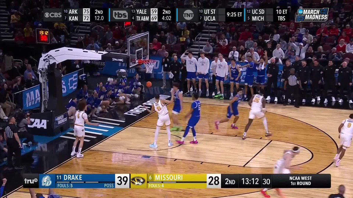 The freshman's got ANOTHER highlight dunk for Drake Basketball