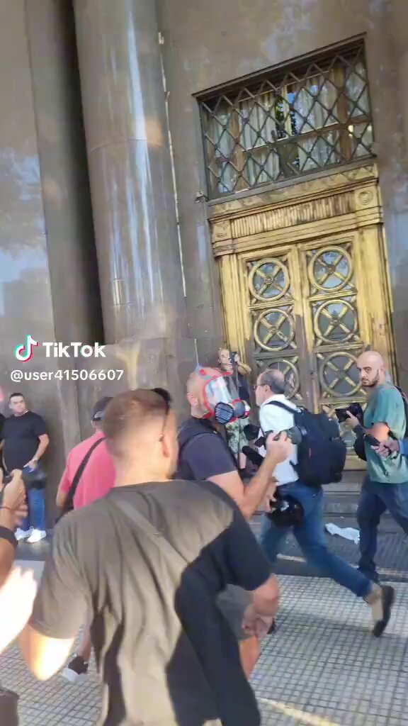 No me voy a cansar nunca de ver libertarios de trajecito corriendo en culo