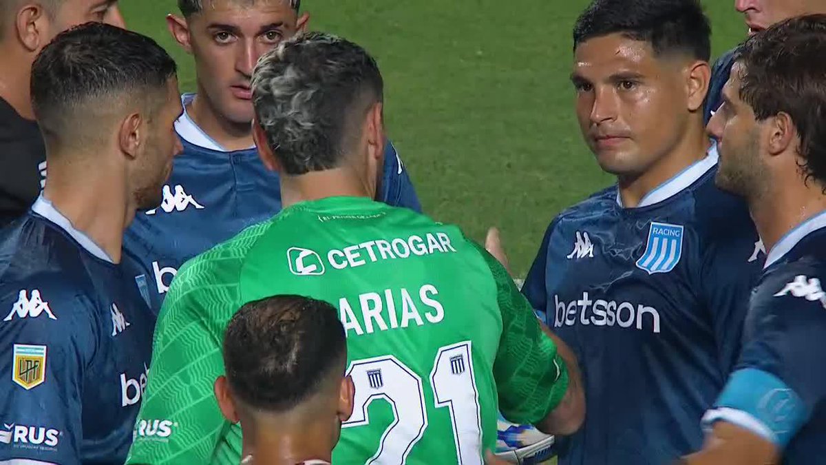 ¡¡EL CAPITÁN NO SE GUARDÓ NADA!! Maxi Salas fue protagonista de la roja de Gaby Arias con un pase atrás muy flojo y el arquero antes de irse del campo de juego no se quedó callado y lo señaló.