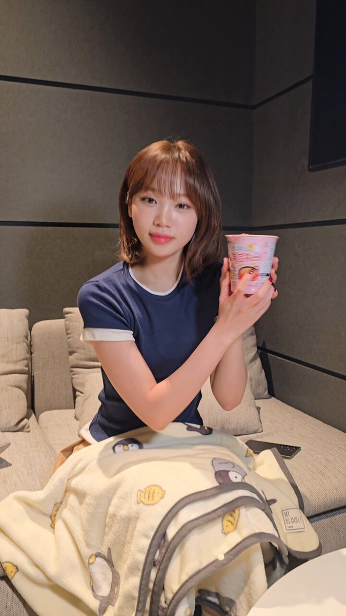 Look for #KIMCHAEWON’s recipe @ THE HOT HOUSE🔥 ▪️ ▪️ ▪️ #LE_SSERAFIM #르세라핌 #김채원 #2025_SS_POPUP #THE_HOT_HOUSE #POPUP #팝업