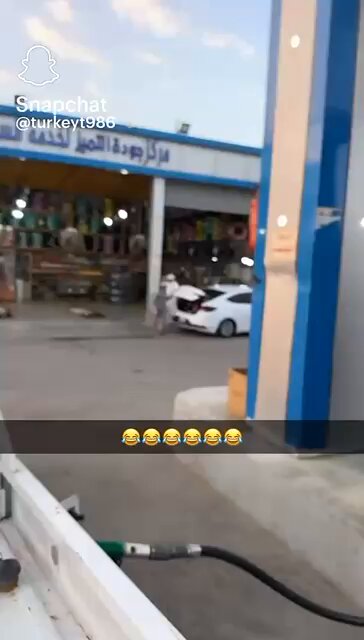بعض الناس ما تدري وين عقله، شلون حاط أطفال بالشنطة!! ولا يضحك بعد 🙁 الأمن العام المرور السعودي