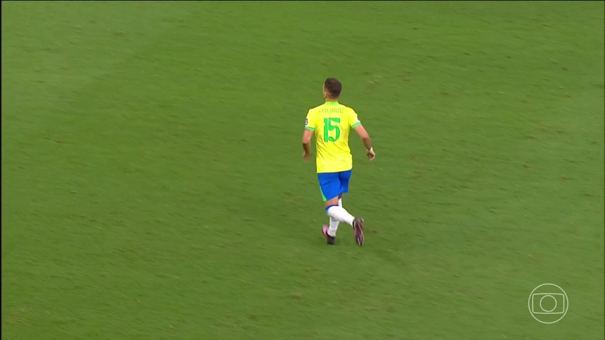 Sete substituições no Brasil? Além das cinco habituais, o Brasil fez mais duas. Segundo o quarto árbitro explicou ao repórter Carlos Gil, como o protocolo de concussão foi usado pelas duas seleções, ganhou-se o direito de fazer duas substituições a mais.