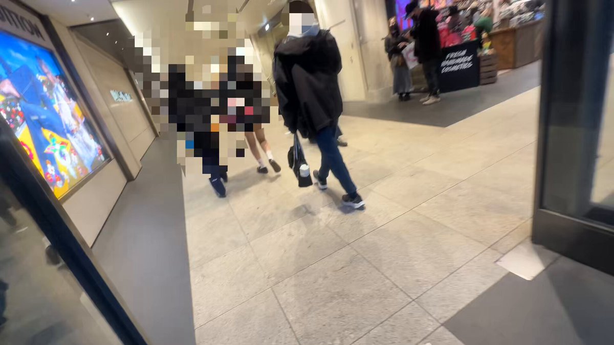 ミニスカートの女性にピッタリと標準を合わせて追跡する男さん 男さんはプラーンと持ったバッグに極小の穴を開け、小型カメラを隠しスカート内を盗撮した疑いがある やった事を素直に認める疑いがある男さん こんな素直な男ですら、被害者が直接捕まえるのは難しいと思う それにこんな小さな穴を見つけるなんて普通では無理じゃないか？ 日本、本当に大丈夫か？