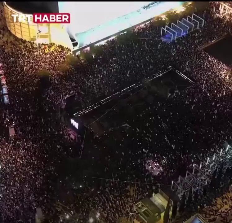 عشرات الآلاف يتظاهرون في تل أبيب مطالبين باستقالة نتنياهو. غداً سنشاهد صفحات الموساد والحسابات التي تعمل لصالحه تنشر هذه الفيديوهات على أنها في تركيا !! بالمناسبة الأشخاص الذين شاركوا في التحريض ضد تركيا في الأيام الماضية لم أشاهدهم يحرضون ضد نتنياهو بنفس الطريقة.!!