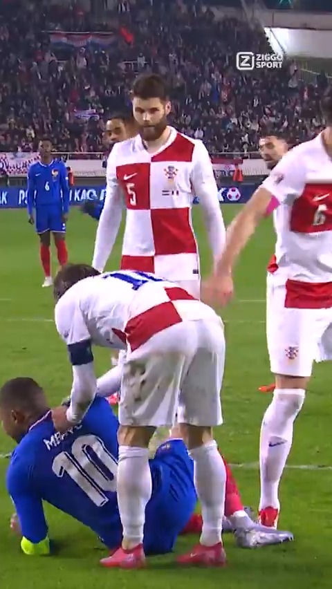 Even geen teamgenoten… 😬 Modric spreekt Mbappé aan op zijn schwalbe tijdens Kroatië – Frankrijk 😮💨 #ZiggoSport #NationsLeague #KROFRA