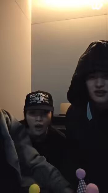 정성찬 모자 개웃김. < 근데 뒤에 낭만이라 적혀잇어 장난하나 아 개웃겨 색도 2개나잇대