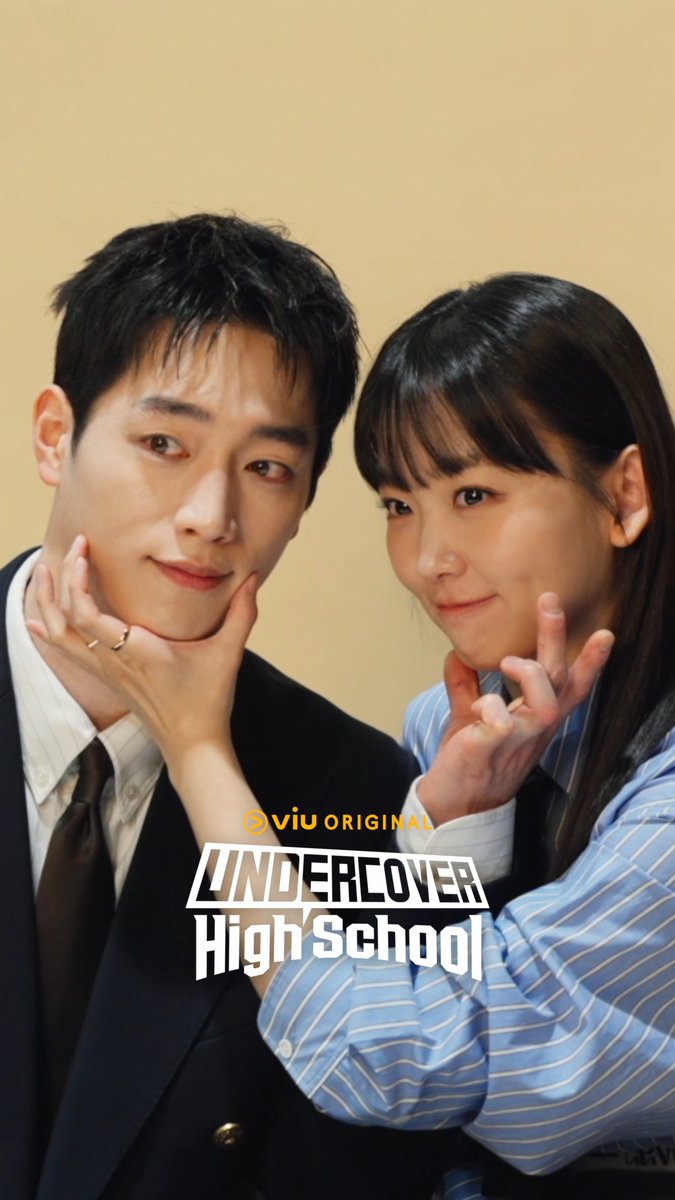 Looking for a new pose to try? Say hello to the ribbon heart! 🎀💛 #JinKiJoo nails it effortlessly, while #SeoKangJoon struggles to keep up🤣 Catch their charm in #ViuOriginal #UndercoverHighSchool FREE now on Viu! 🎬✨