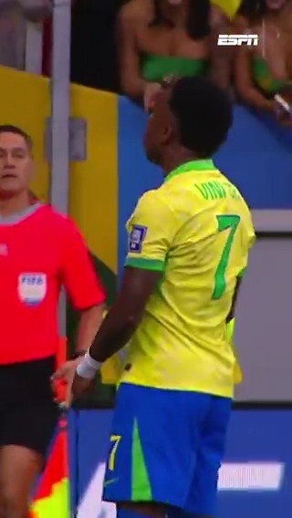 Vinicius Júnior krijgt penalty en juicht alsof hij heeft gescoord🤔