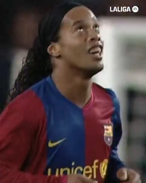 🤙😃🤙 𝐋𝐀 𝐄𝐓𝐄𝐑𝐍𝐀 𝐒𝐎𝐍𝐑𝐈𝐒𝐀 del fútbol. 🎂🎊🎉 ¡Feliz 4⃣5⃣º cumpleaños, Ronaldinho! #LALIGAEASPORTS | #LALIGAHistory