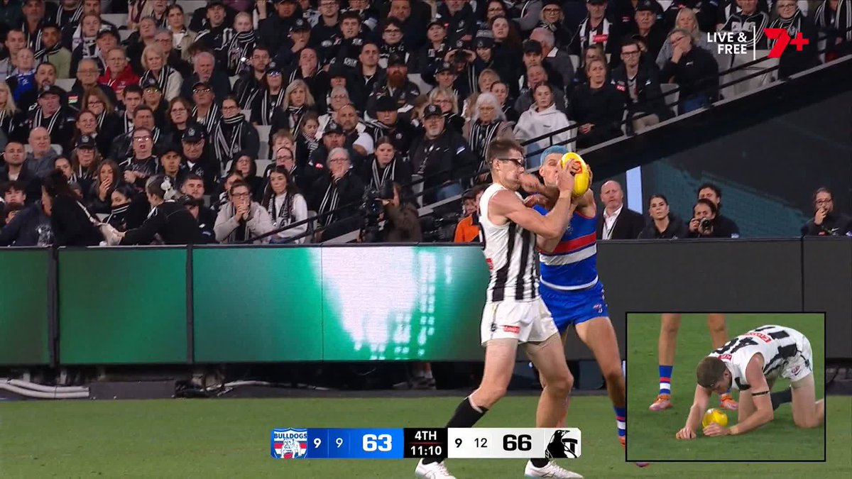 Lobb's attempted spoil caught Cox flush instead 😬 #AFLDogsPies