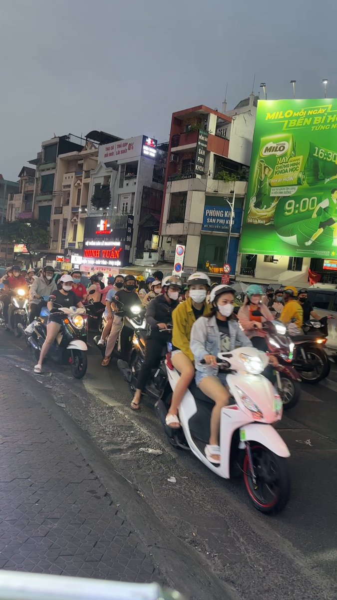 "Sổ nợ nhân gian" là thứ con mới nghe và cũng mới tận mắt thấy trên cõi đời này! Cảm ơn Dượng vì công cuộc đổi mới tư duy cho tụi con ạ 🥰. Cơ hội cho những ai muốn thay đổi. Bản thân con không thể ảnh hưởng đến vợ mình, bởi vì vợ con đâu thấy những điều mình thấy, hay nghe những thứ mình nghe, học những gì mình đã và đang học. Và cũng vì con chưa có thành tựu gì để chứng minh mình lựa chọn đúng, và có thể lo cho vợ và cho con của con, nên vợ con không tin con cũng đúng thôi! Nội con có cho con cái nhà ở Buôn Ma Thuột (cách sân bay khoảng 6km), mẹ của con cũng mong muốn con về quê sinh sống và lập nghiệp để ở gần gia đình. Mẹ của con có 5 người con nhưng hiện tại mẹ ở với 2 cháu ngoại, không có đứa con nào ở bên (ba với mẹ của con năm nay cũng ngoài 60 rồi ạ). Con xin xuất đi Ninh Thượng, Ninh Què, nhưng chắc con đi một mình Dượng ạ! Khi nào con có thu nhập từ việc kinh doanh online, con sẽ đón vợ và con của con ra đây! Con thấy ngột ngạt và không có sức sống khi ở Sài Gòn. Bao năm qua, con cũng không có thành tựu gì khi bôn ba tứ xứ. Ở đây cách nhà con ở Buôn Ma Thuột cũng gần! Con thấy người trẻ bây giờ nên học cách sống ở đâu cũng được, không cần phải đi xuất khẩu lao động hay lên các thành phố lớn để góp phần làm "gánh nặng" cho các thành phố. Video con quay khi đang đứng bán gỏi cuốn ở Sài Gòn ạ! 😑 Yêu Dượng ❤️